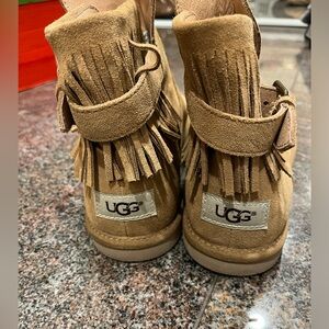 Like new Uggs boots with fringe women’s size 8